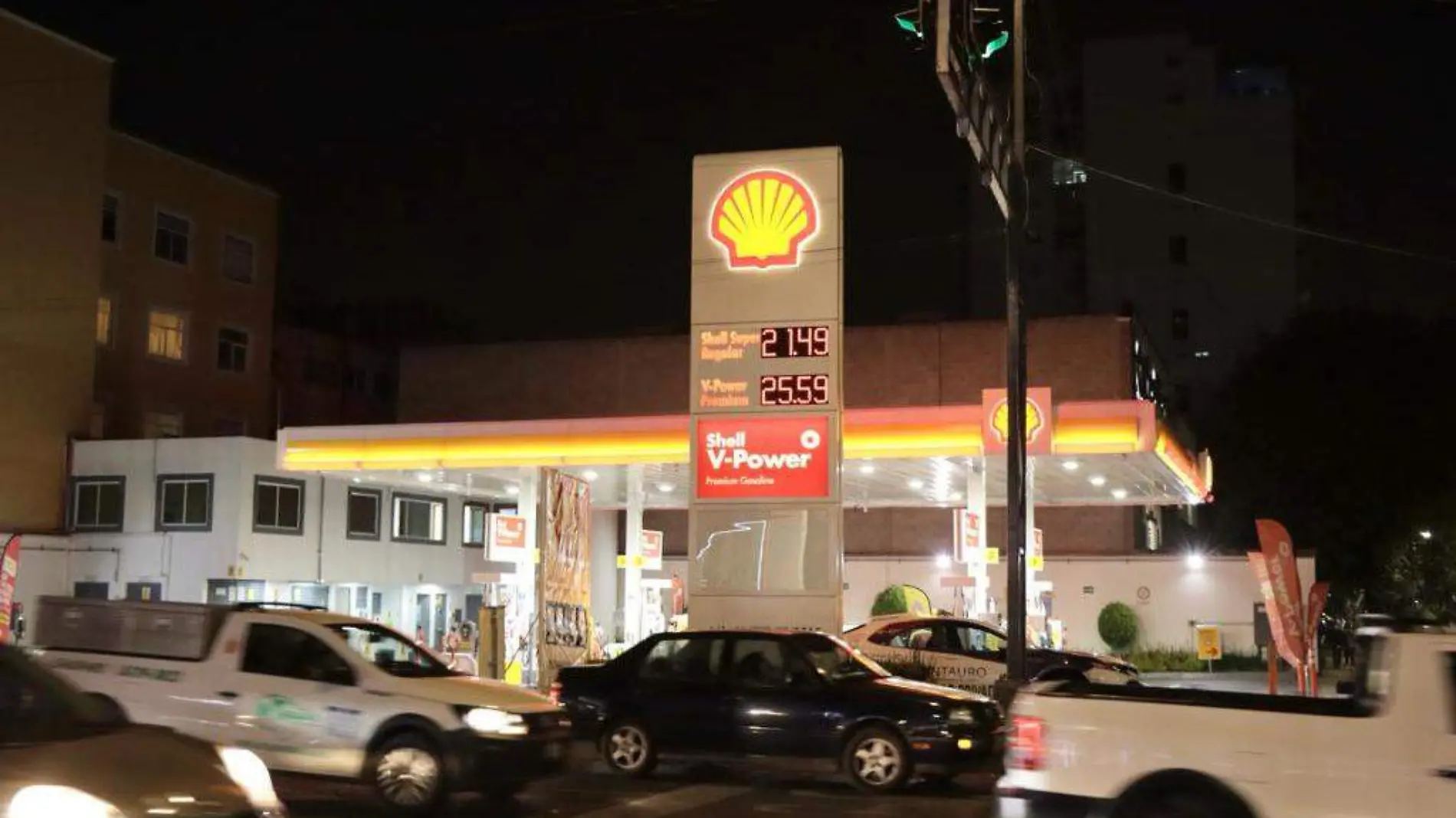 GASOLINERÍA SHELL UB. EN CUAUHTEMOC ESQUINA EJE 6 SUR, PRECIO DE LA GASOLINA REGULAR $ 21.49 Y LA PREMIUM $ 25.59, FOTO ADRIÁN VÁZQUEZ (1)